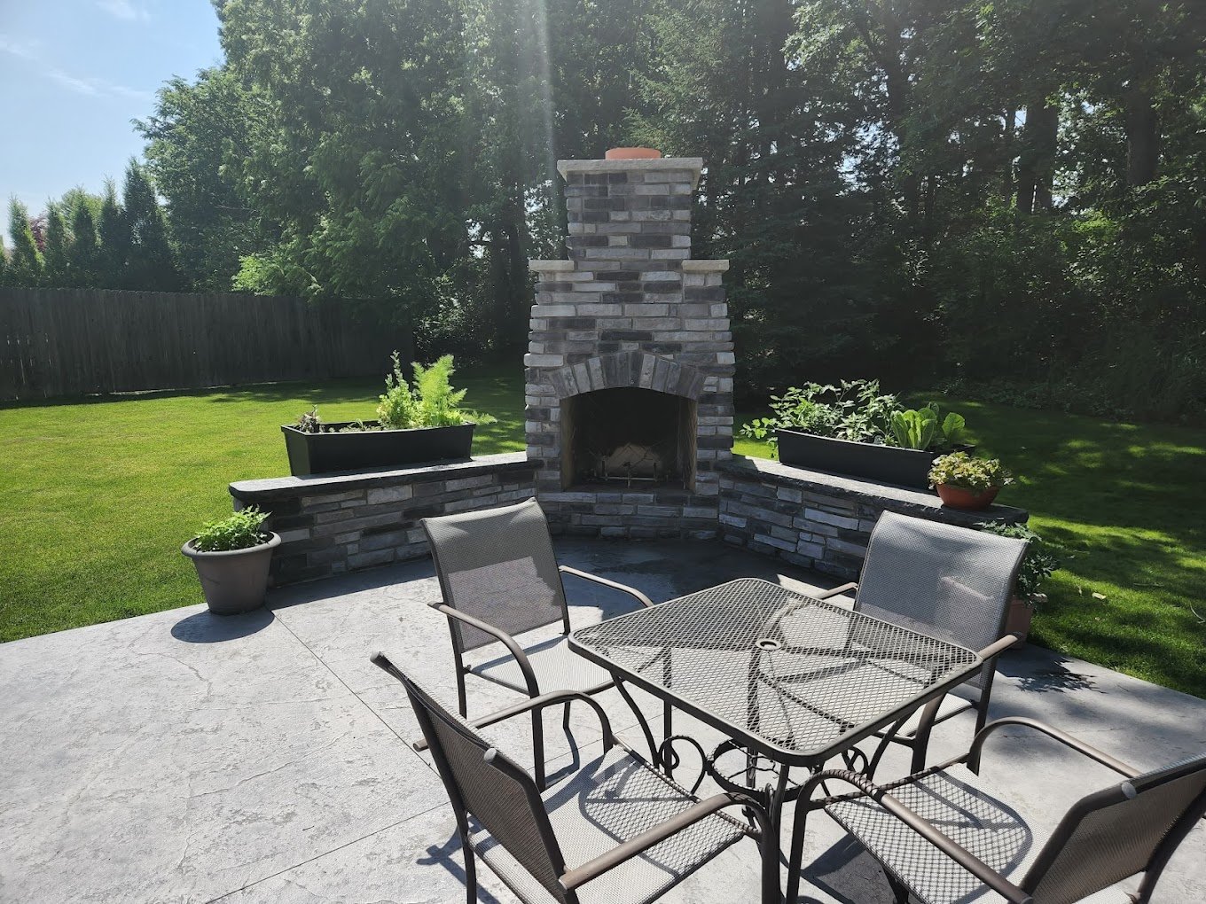 Tall retainer wall, on the corner of a patio. The best retaining walls in Bluffton