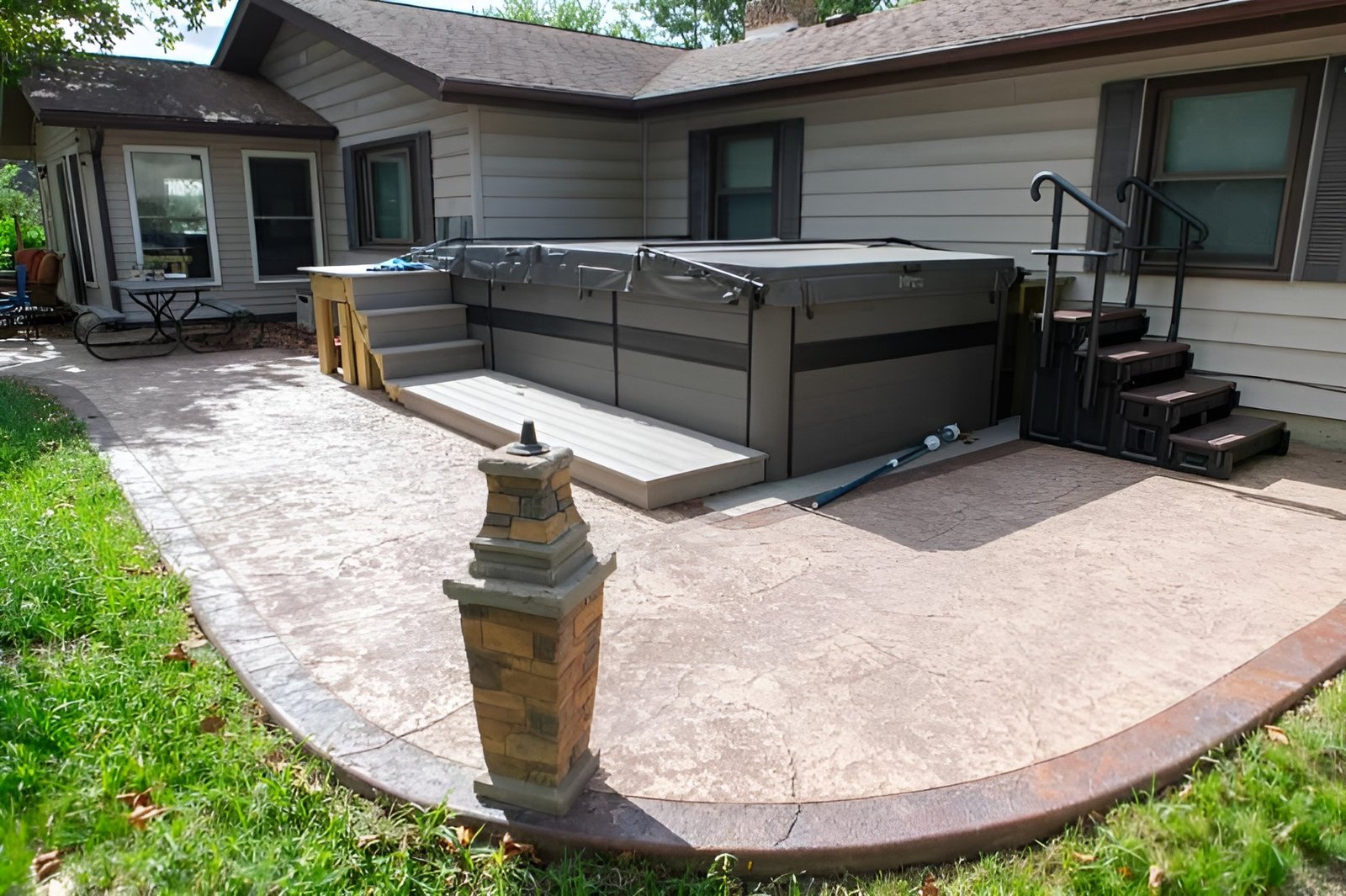 Concrete curbing accent on a patio